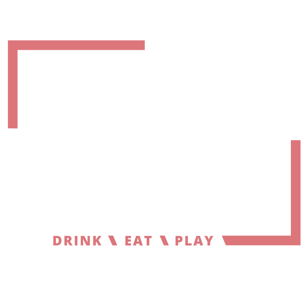 Lachsrotes Logo der Bar 42 mit Unterzeile drink, eat, play