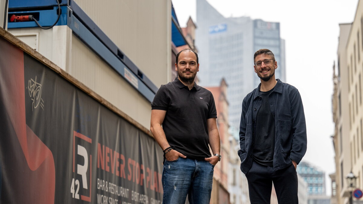 Die beiden Projektinitiatoren von R42: Christopher Siebenhüner (l.) und Tom Potutschek vor dem Hintergrund des Leipziger City-Hochhauses