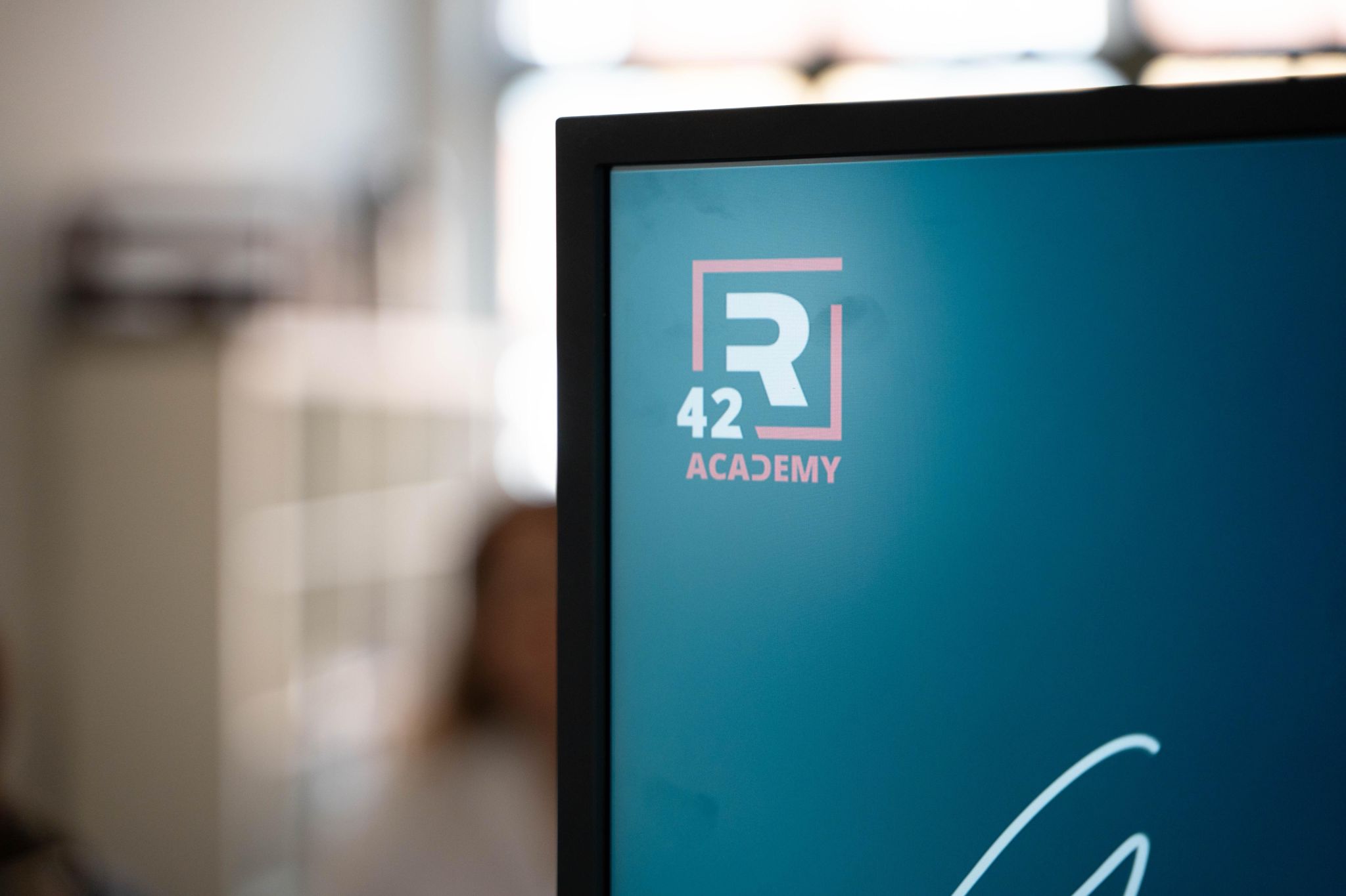 Blick auf das R42 Logo auf einem Screen mit blauem Hintergrund