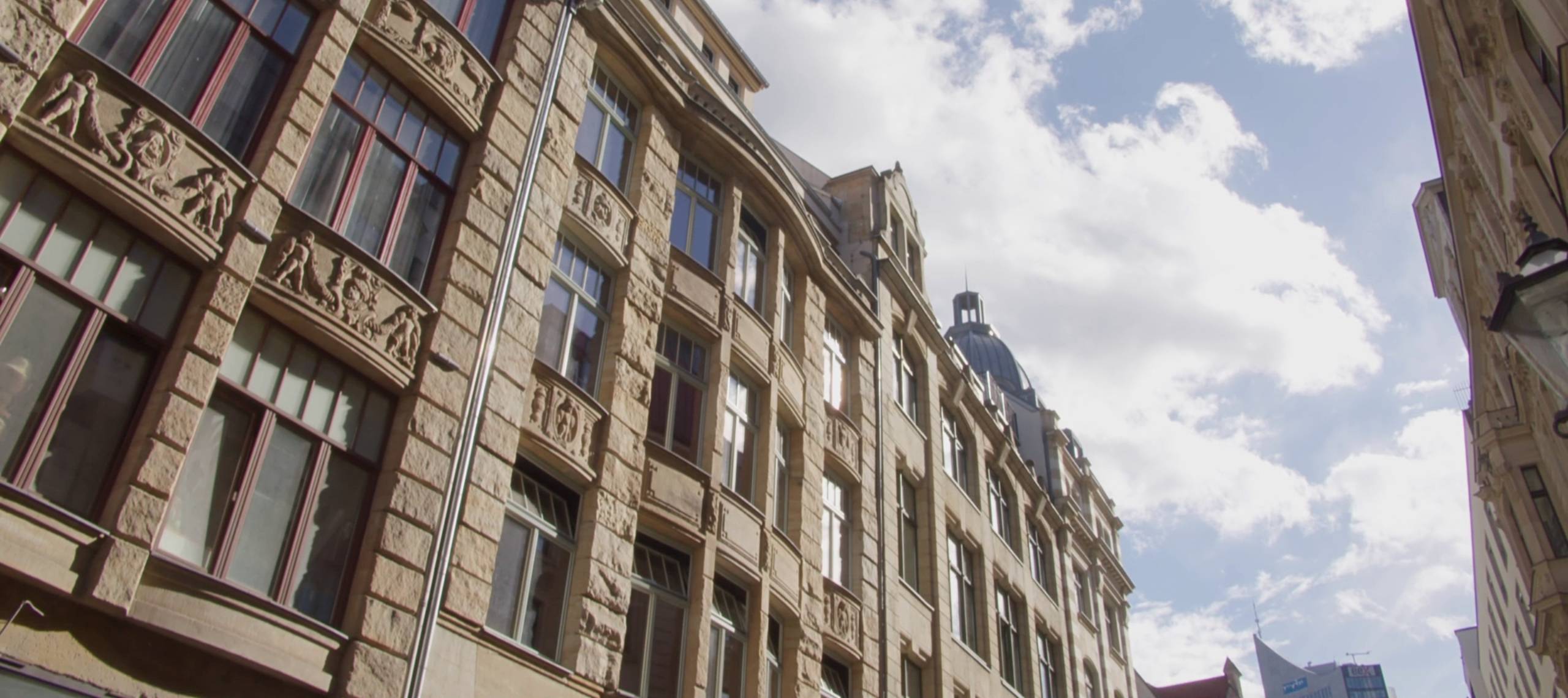 R42 Gebäuede Außenansicht des R42 Gebäudes in der Ritterstraße 42 in Leipzig. Der Himmel ist leicht bewölkt, im Hintergrund zeichnet sich das City-Hochhaus ab.