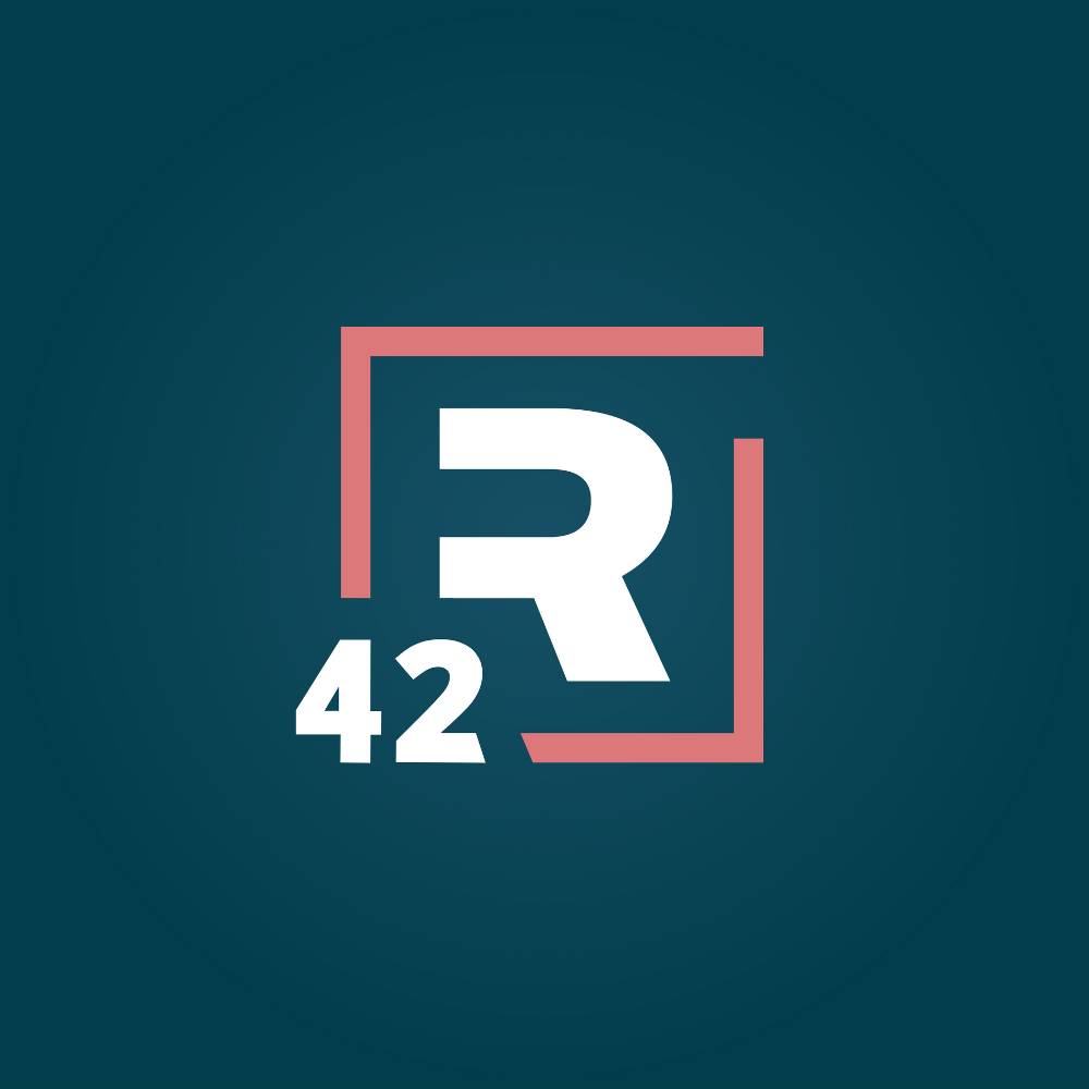 R42 Logo auf blauem Grund.