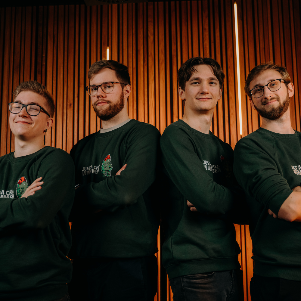 Start-up – JoyJab Games_1000x1000 Vier junge Männer stehen vor der Kamera. Sie haben die Arme vor der Brust verschränkt und stehen leicht seitlich.