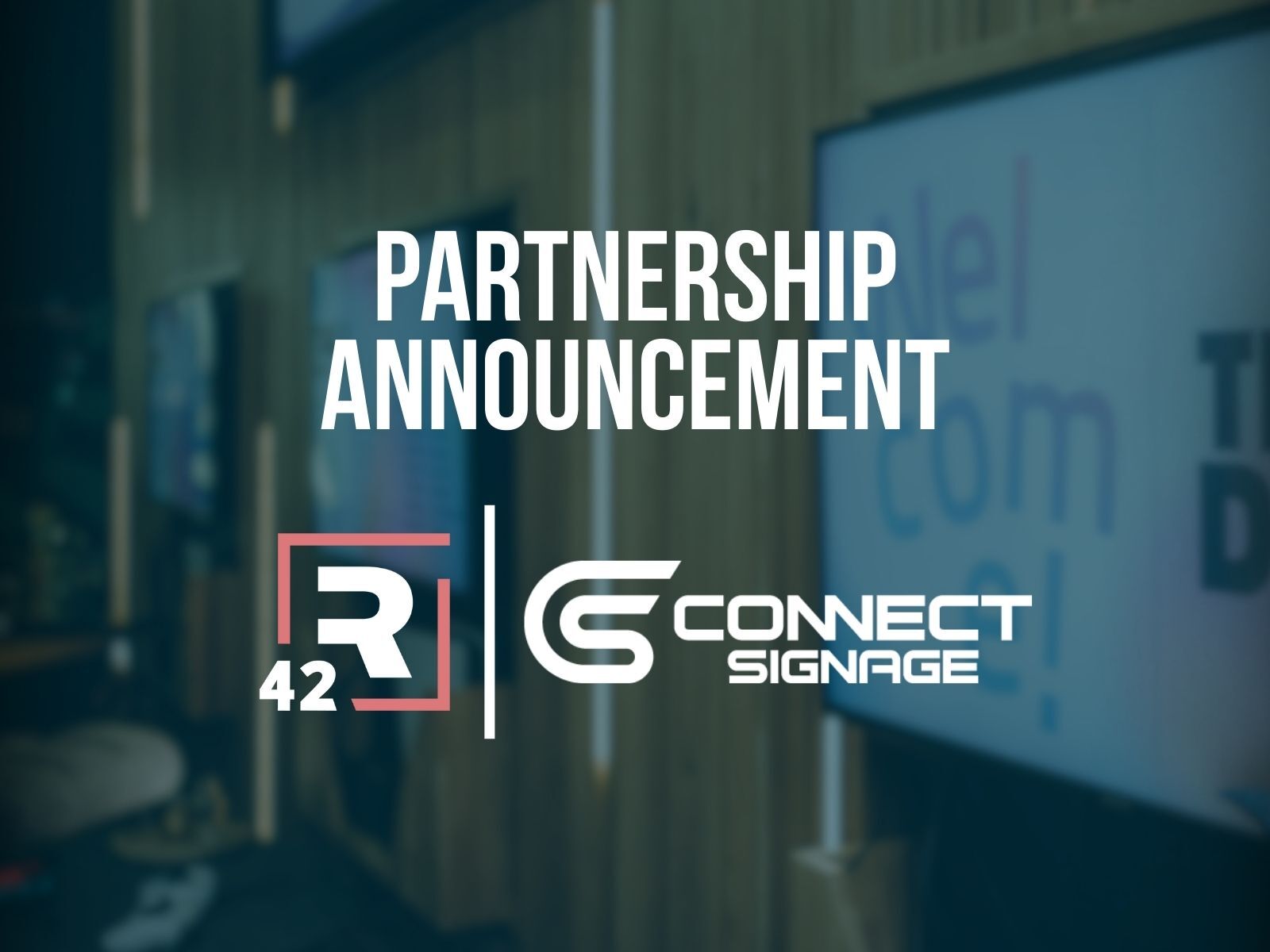 Ein unscharfes Foto aus dem R42 Gebäude im Hintergrund. Darauf steht in weißer Schrift Partnership Announcement. Darunter die Logos vom R42 und connectSignage