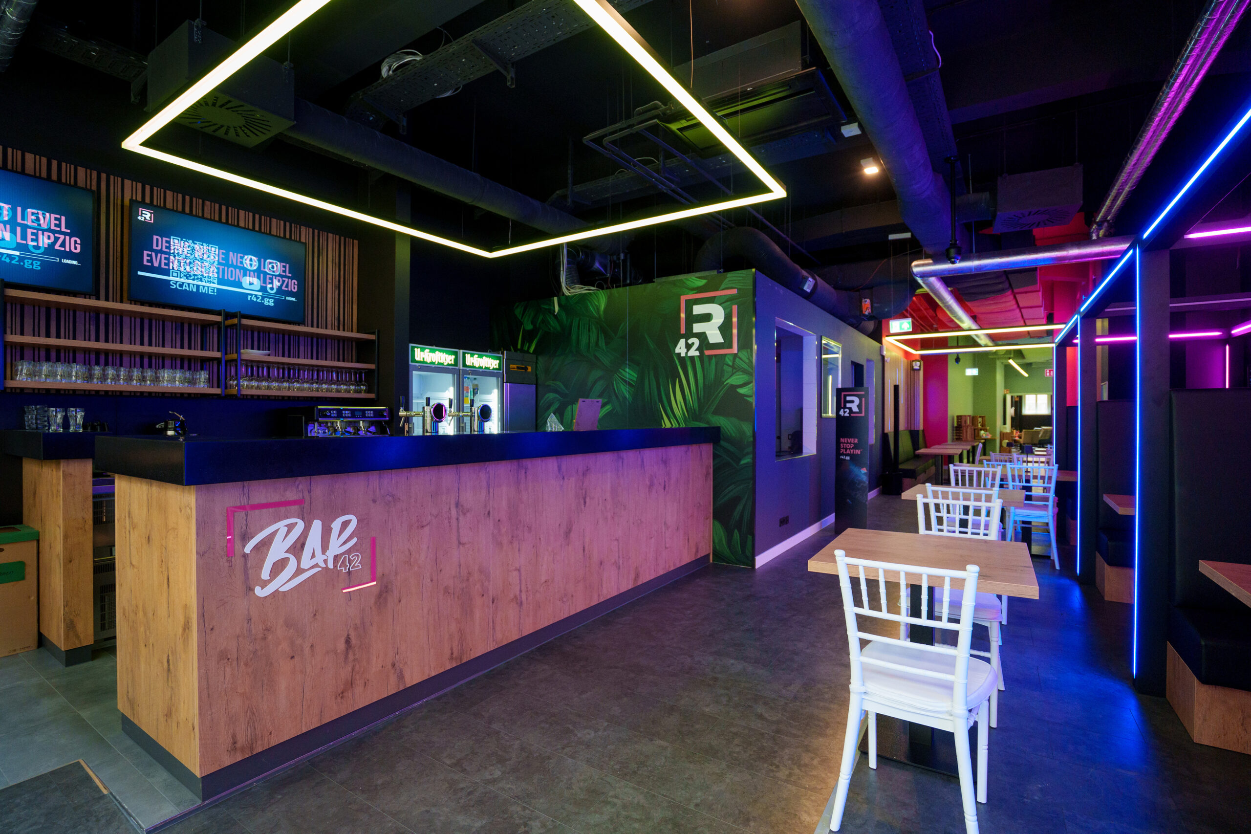 Moderner Bar- und Gastro Bereich mit Sitzmöglichkeiten in der Bar42 im R42.