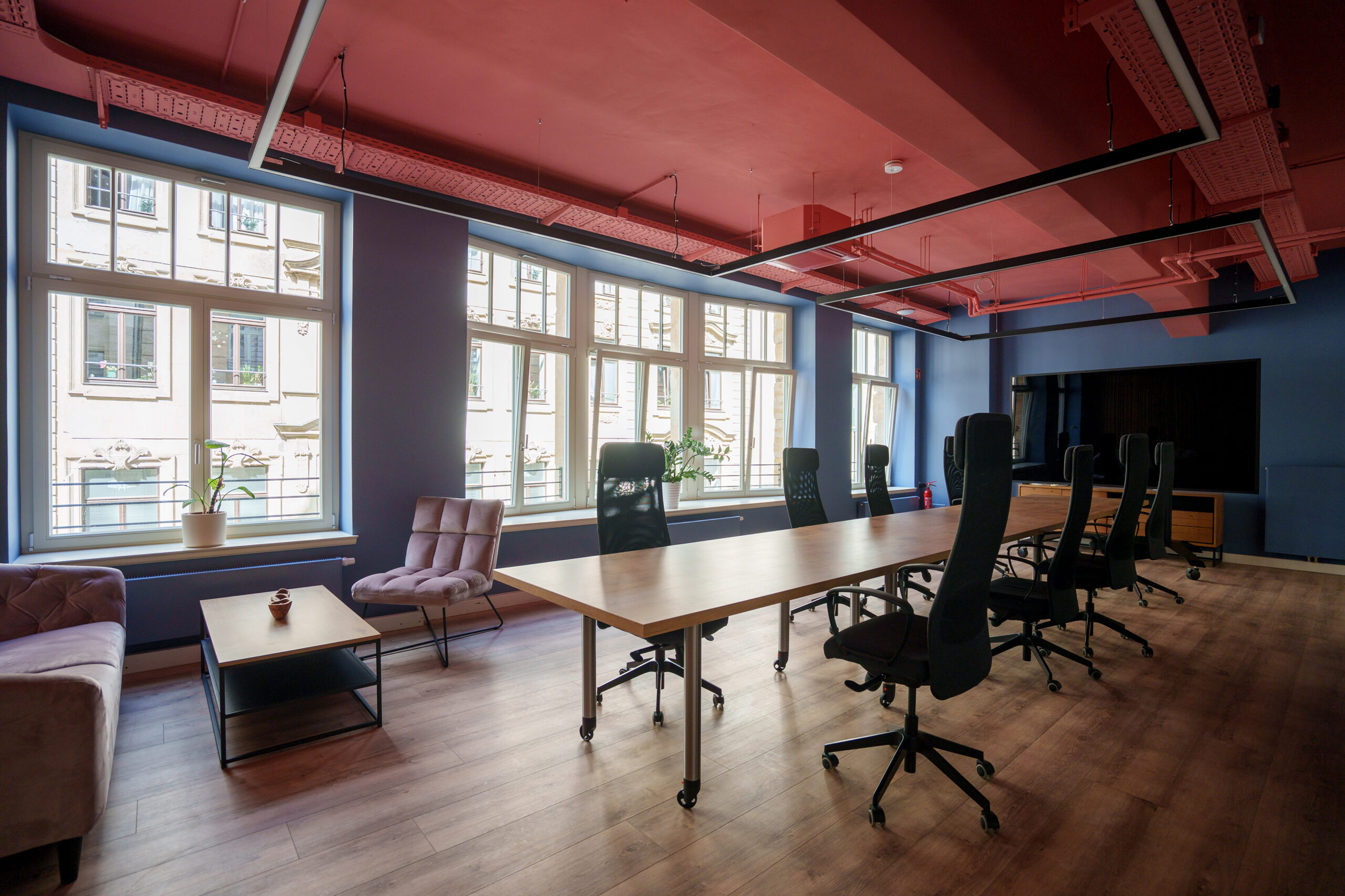 r42_eventlocation_workshopraum_leipzig Workshopraum mit großem Tisch und mehreren Bürostühlen im R42.