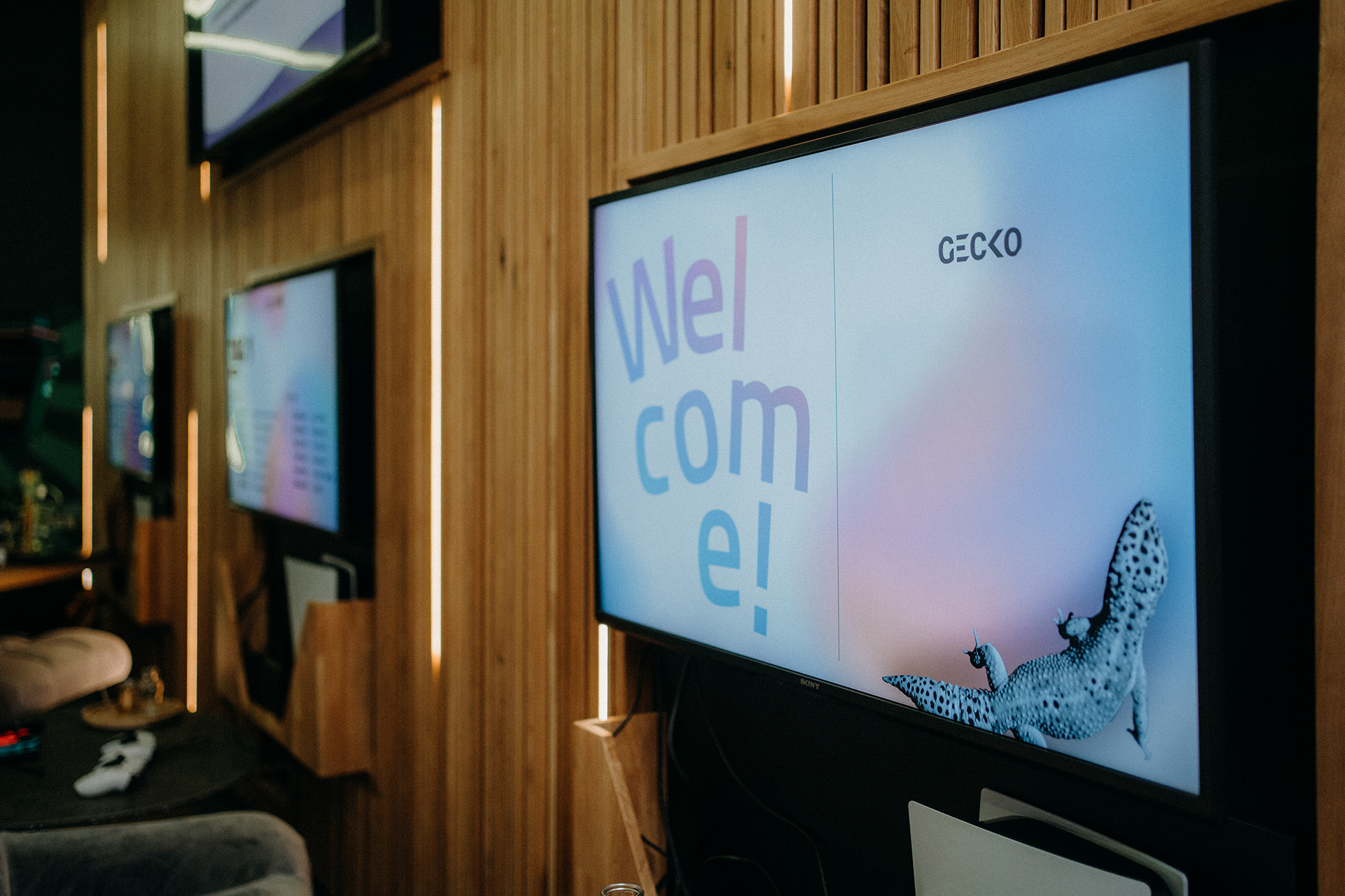 Display im R42, dessen Inhalt mithilfe von connectSignage gesteuert wird.
