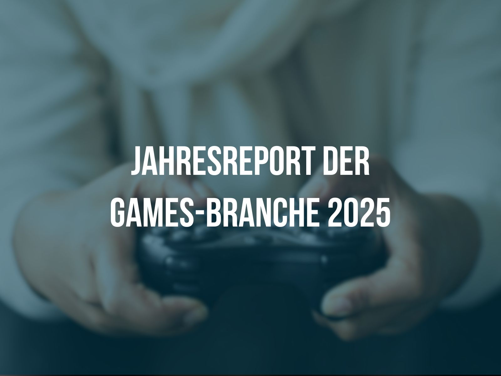 Person hält einen Gamecontroller in den Händen, darüber liegt der Text „Jahresreport der Games-Branche 2025“.