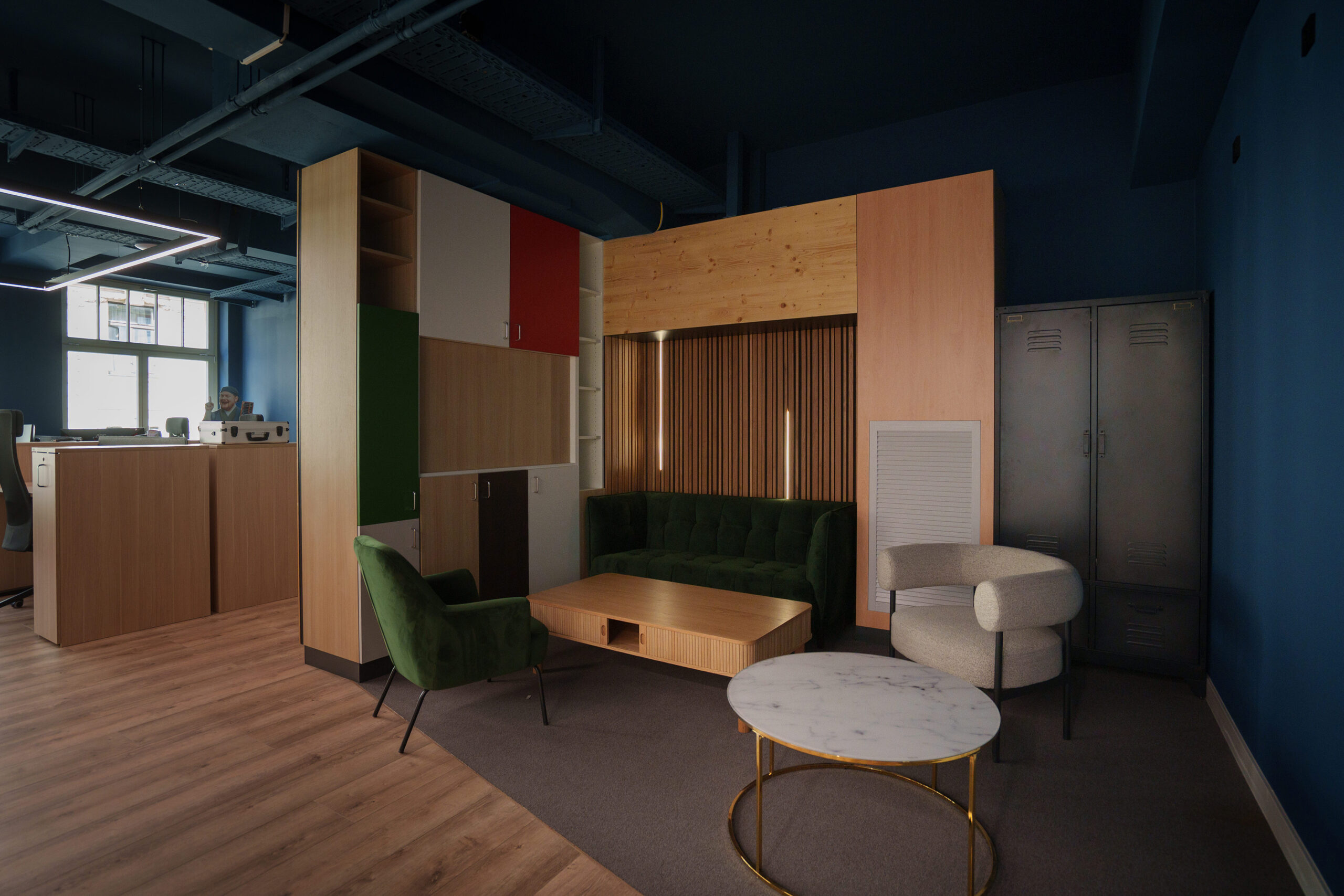 r42_workspaces_3OG_Sitzecke Pausenecke mit Sofa und Tisch im 3. OG des R42.