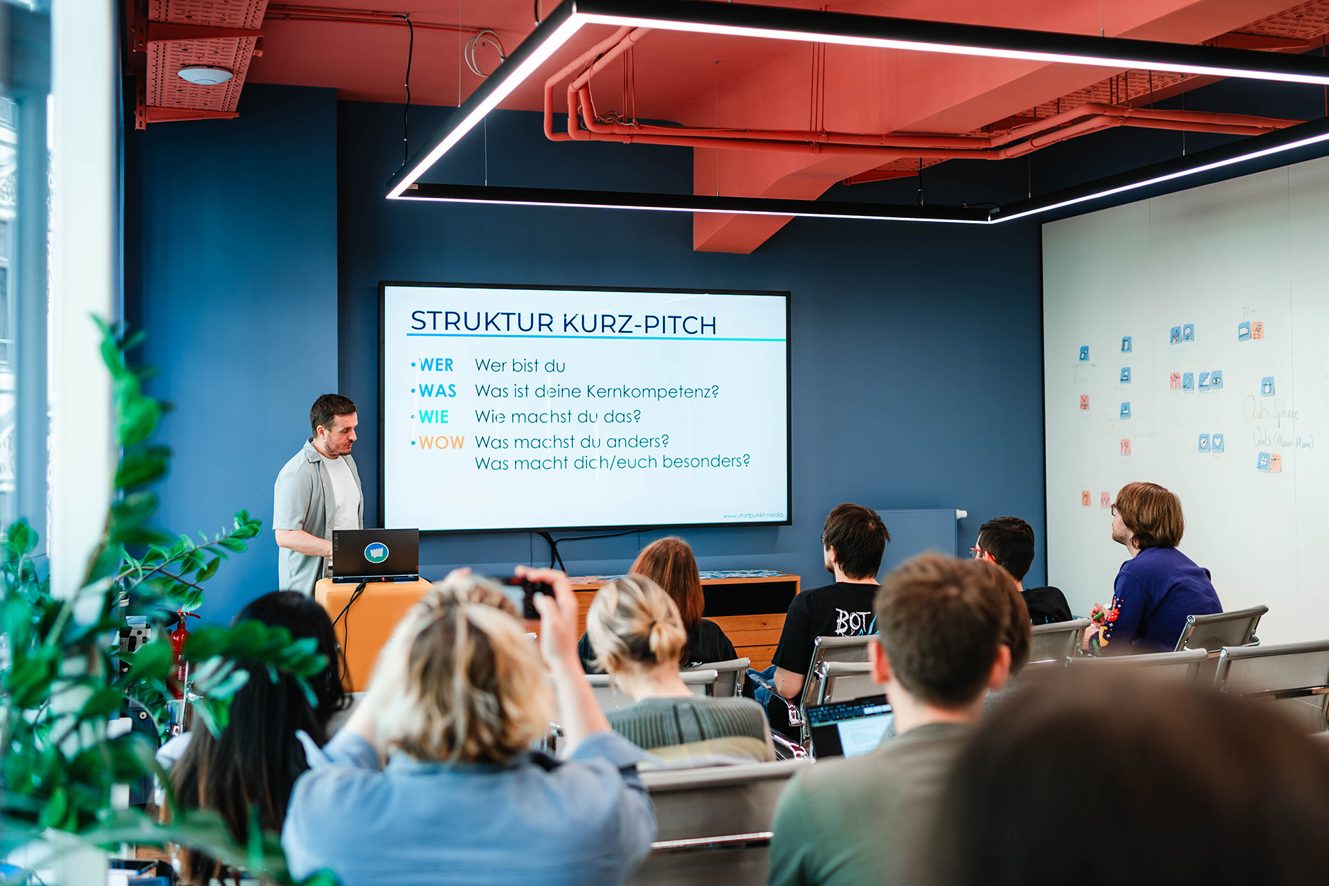 Referent Tobias Tauscher bei den Deep Dive Days zum Thema Pitching.