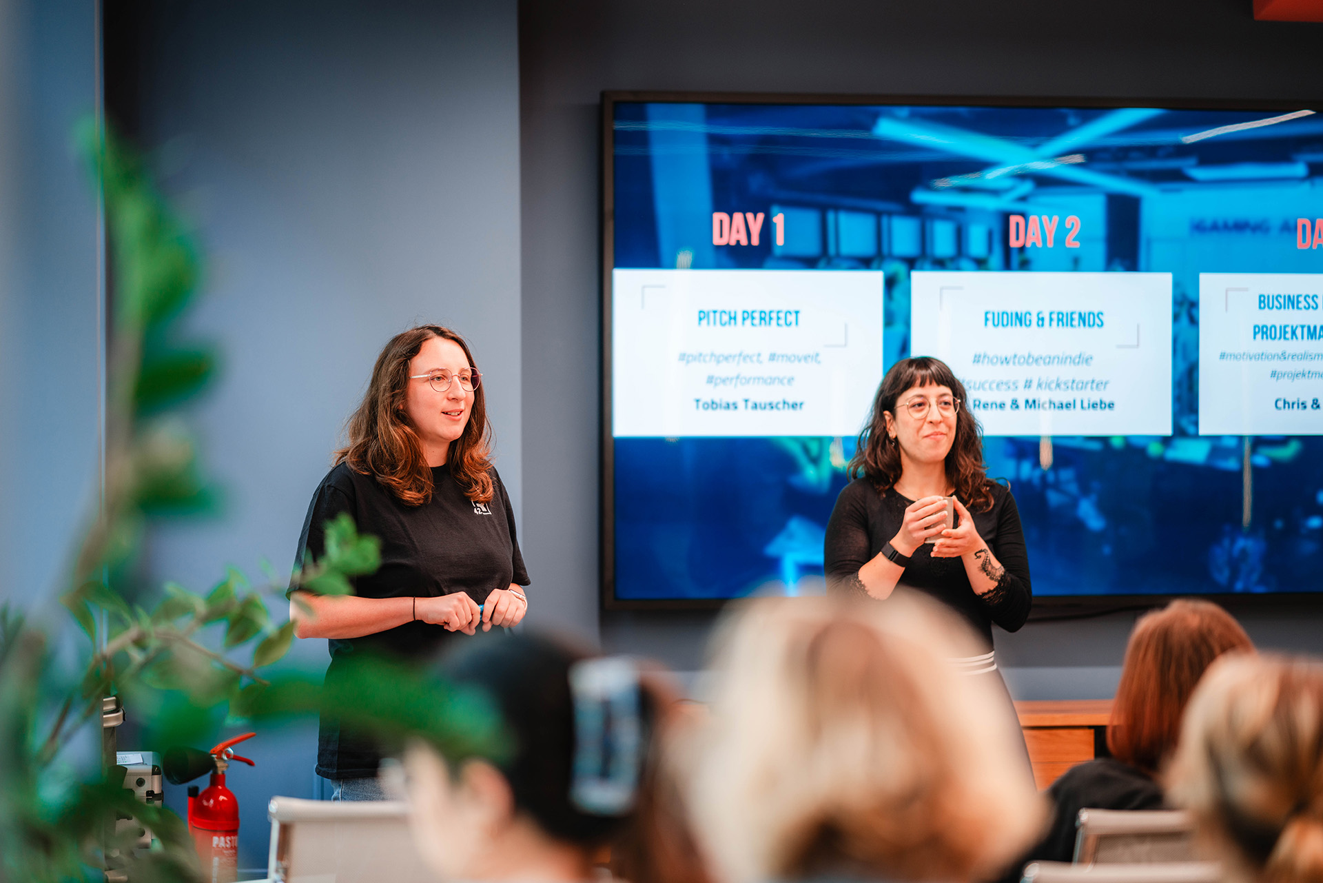 Marleen Wagner und Yuna Avetysyan bei der Eröffnung der vierten Deep Dive Days.