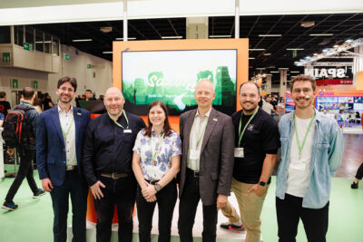 V.l.n.r.: Vorstandsvorsitzender bei Games & XR Mitteldeutschland e.V. Friedrich Lüder, Daniel Pickarski (Wirtschaftsförderung Sachsen GmbH), Sarah Weding (Mitteldeutsche Medienförderung), Armin Reith (Wirtschaftsförderung Sachsen GmbH), Gründer und CEO des R42 Christopher Siebenhüner und Gottfried Haufe.
