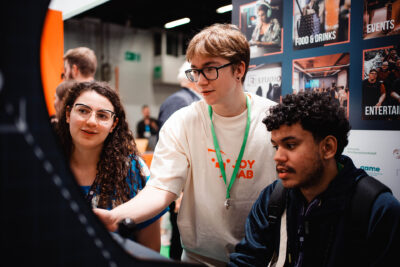 Das Start-up JoyJab der Games Accelerator Klasse 2025 präsentiert ihr Spiel Wummsen Village.