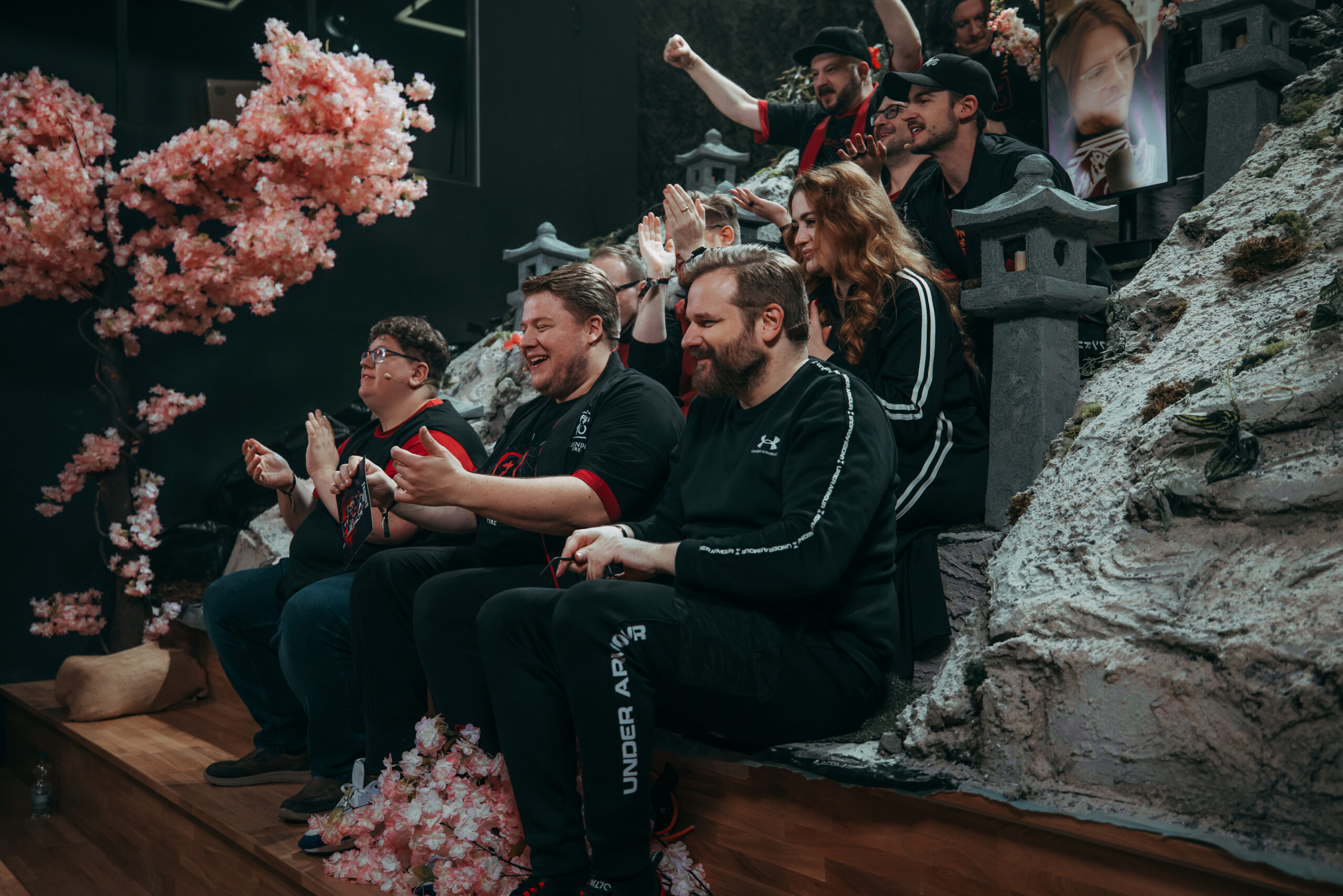 Die Gastgebenden des Friendly Fire 10 freuen sich über die vorläufige erreichte Spendensumme.