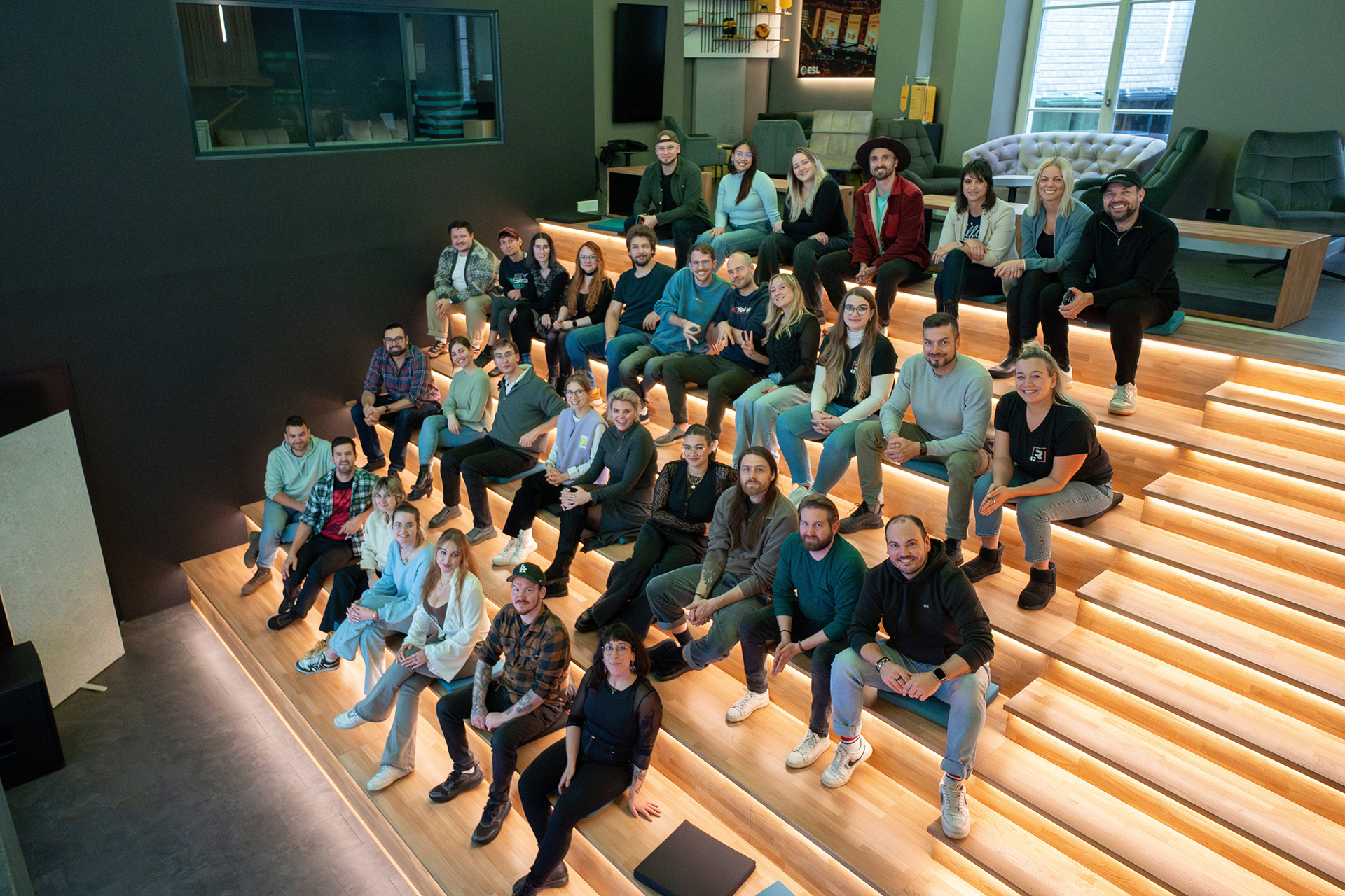 r42_teambild_eventarena_2510 Gruppenbild des R42 Teams in der Eventarena.