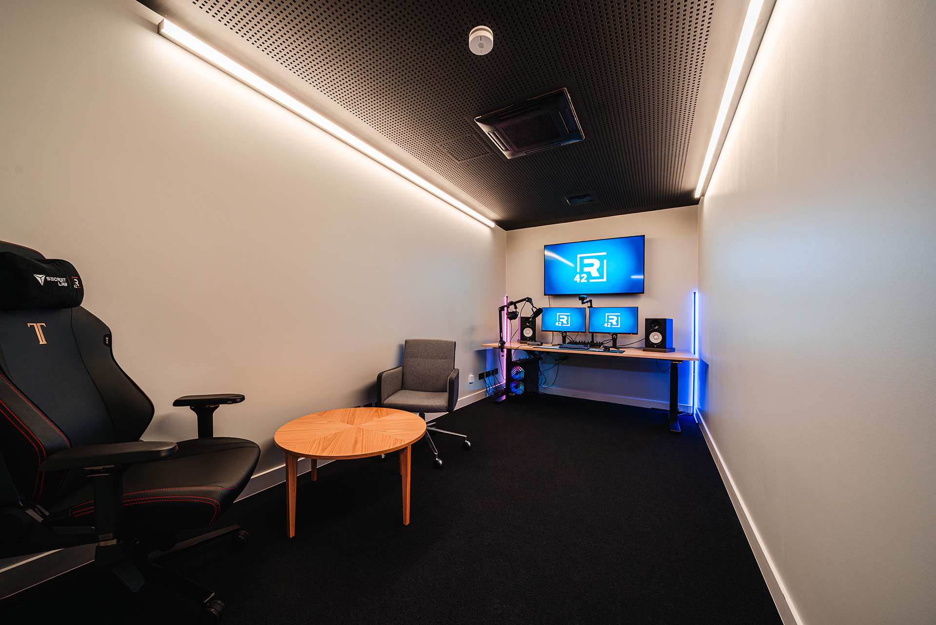 Moderner Cut-Raum für Postproduktion und Podcast-Aufnahmen im R42 in Leipzig.