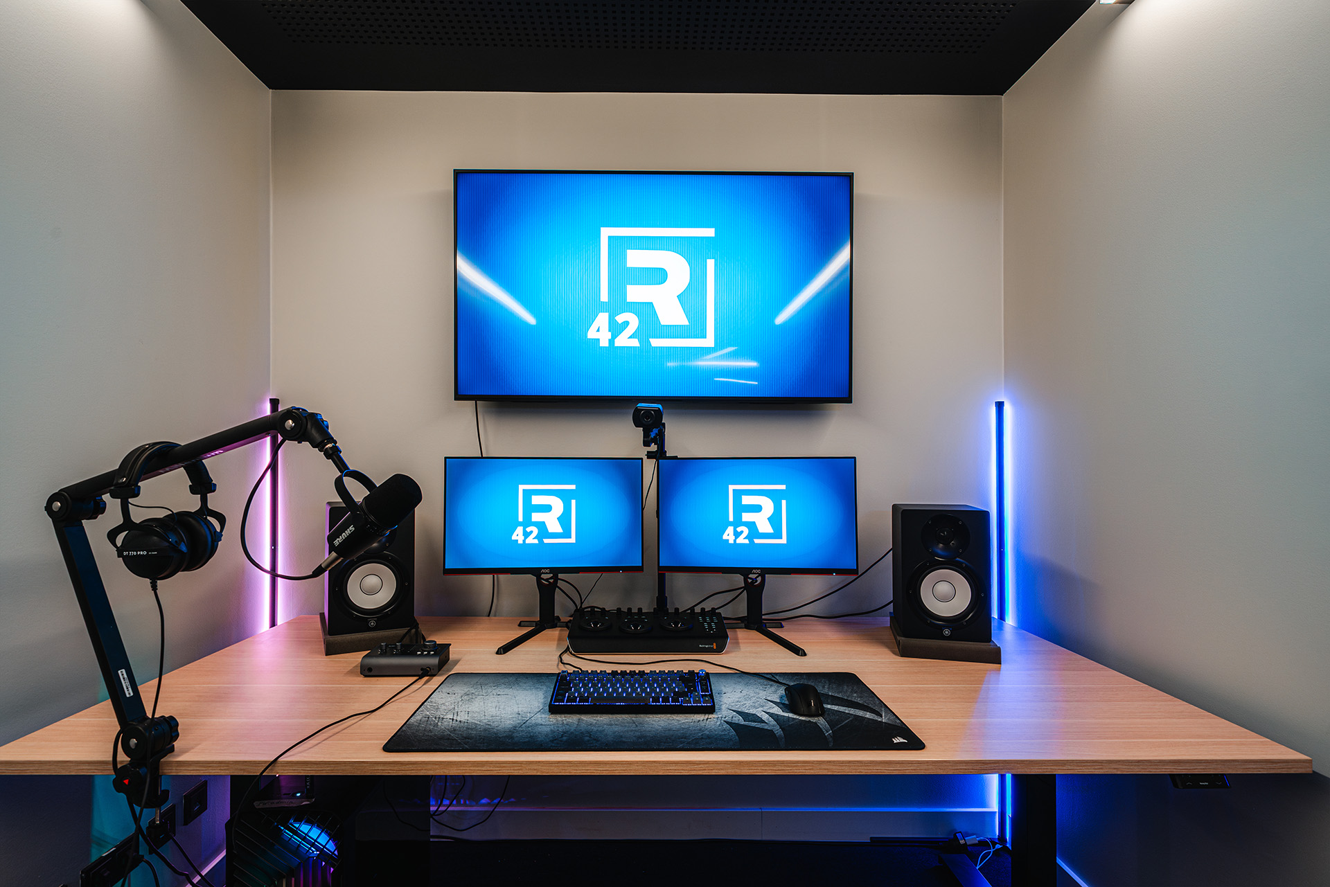 3-Monitor-Setup im Cut-Raum im R42 in Leipzig für Videoschnitt und Postproduktion.