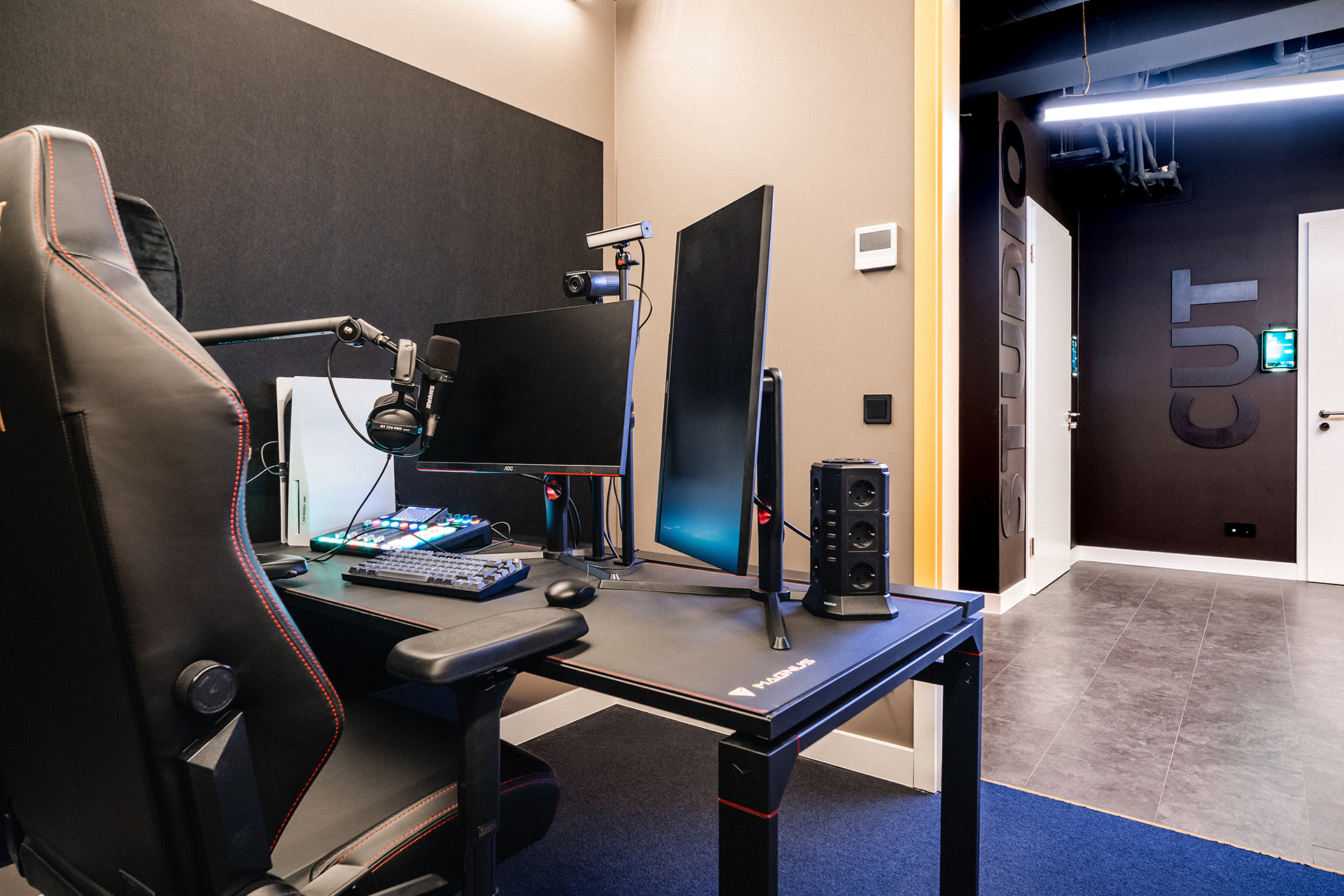 Blick auf das professionelle Gaming-Setup im Podcast-Studio des R42 für Gaming Livestreams.