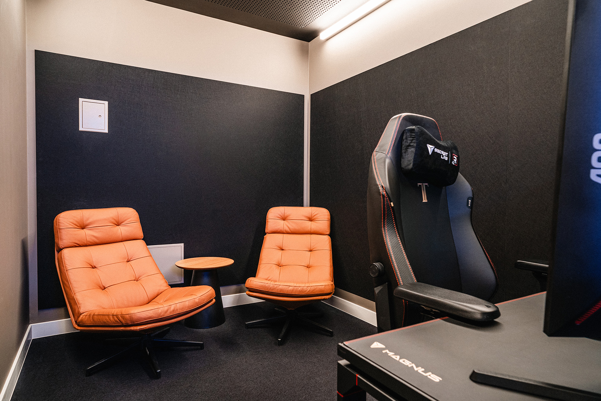 Blick ins das Podcast-Studio im R42 mit zwei Ledersesseln und Gaming Setup für Livestreams.