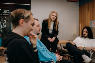 Elvira Kusliy spricht während einer Gruppenarbeit mit Teilnehmenden der R42 Games Accelerator Klasse 2026 an einem Tisch.