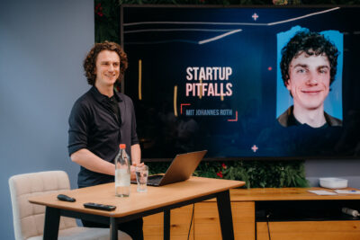 Johannes Roth eröffnet seine Session zu Start-up Pitfalls bei den Deep Dive Days der R42 Games Accelerator Klasse 2026.